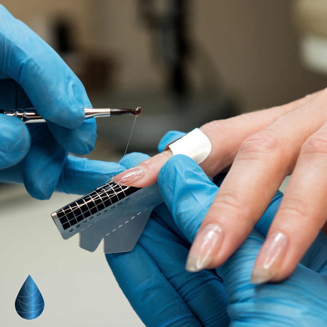 Pose complète des ongles avec rallongement et une forme moderne et manucure russe Le Cannet